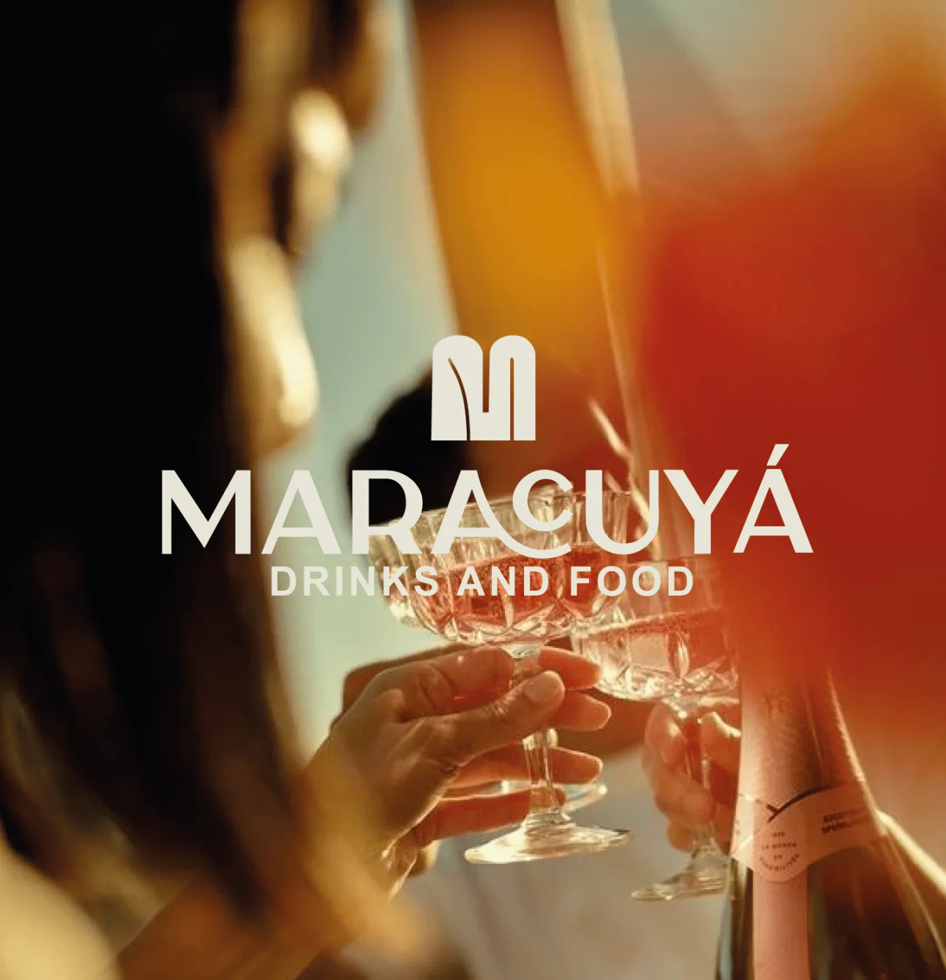 Logotipo de MARACUYÁ drinks and food aplicado sobre una copa