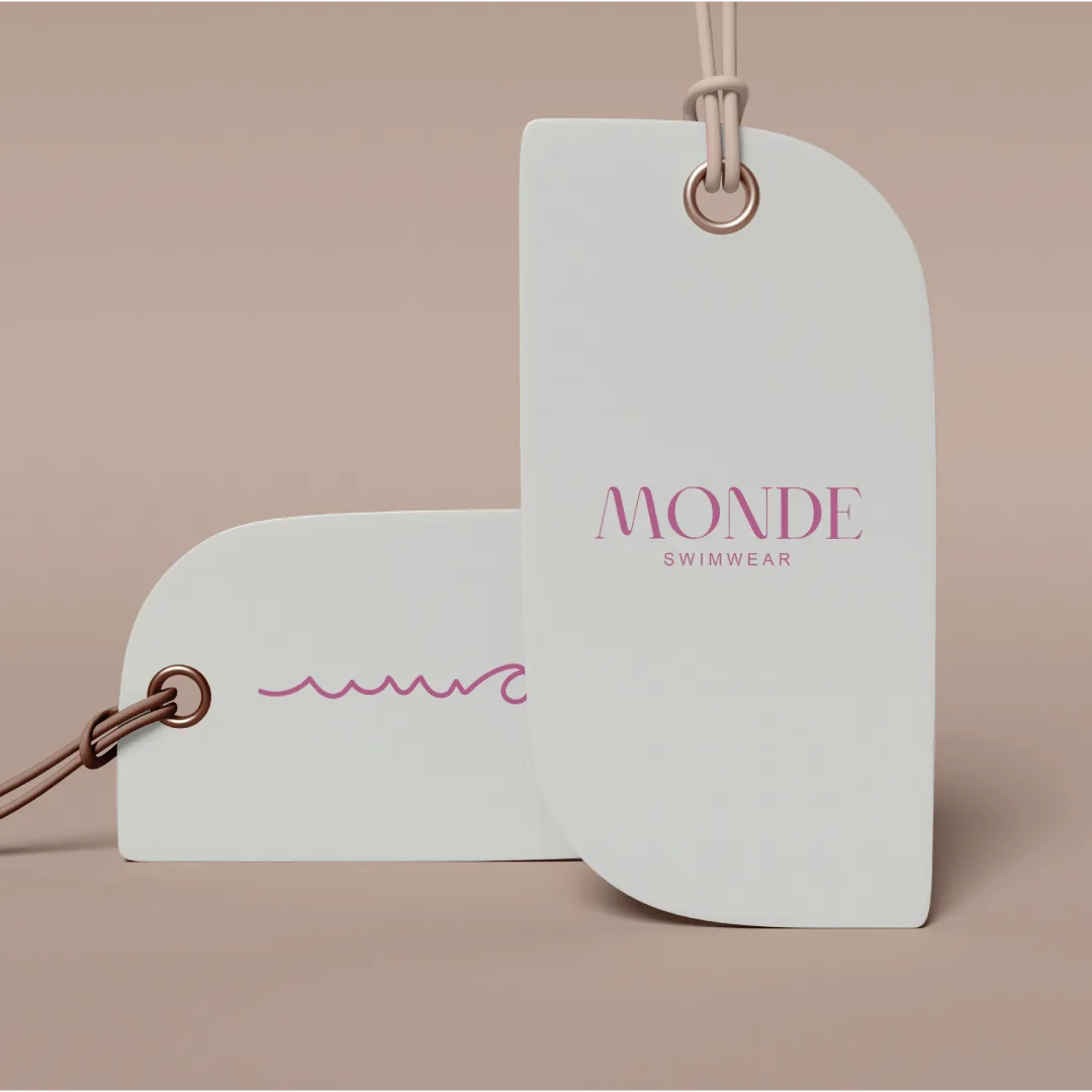 Etiquetas colgantes de producto con el logotipo de MONDE swimwear